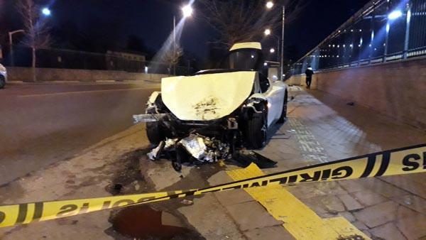 <p>Polis ekipleri, kazadan sonra kaçan otomobilin sürücüsünü yakalamak için çalışma başlattı.</p>