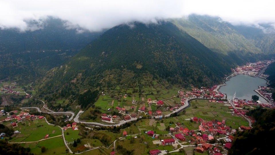 <p>Mengi, turizm merkezlerine ortalama 4 saat olan ulaşımın Yeşil Yol ile 1 saate indiğine dikkati çekti.</p>
<p> </p>