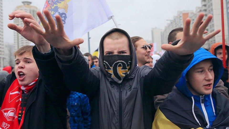 <p><strong>Rusya: NeoNazi infazı</strong><br />
<br />
15 Ağustos 2017’de Rusya Ulusal Sosyalist Parti adına yayınlanan bir videoda Rus Neo-Naziler tarafından bir Tacik ve bir Dağıstanlı Müslüman’ın öldürülme anları paylaşıldı.</p>
<p> </p>