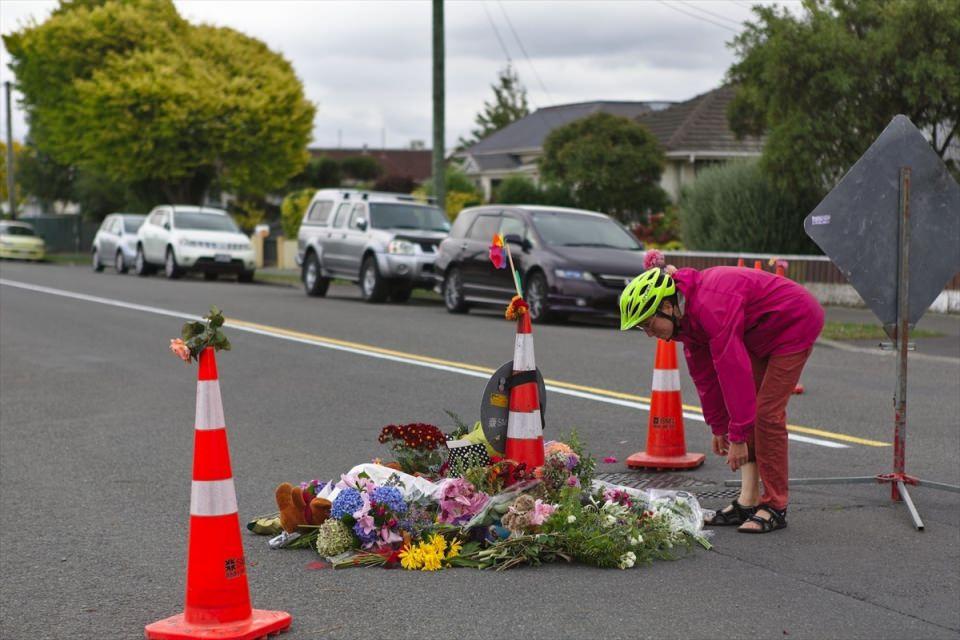 <p>Yeni Zelanda'nın ChristChurch kentindeki camilere yapılan terör saldırılarının ardından toplanan Yeni Zelandalılar, hayatını kaybeden Müslümanların anısına çiçek bıraktı. </p>
