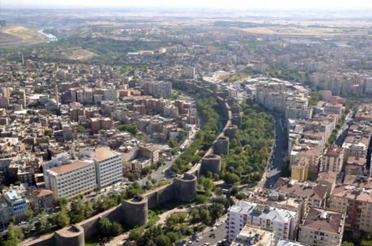 <p>DİYARBAKIR<br />
<br />
%38 Galatasaray<br />
%24 Fenerbahçe<br />
%16 Beşiktaş</p>

<p> </p>
