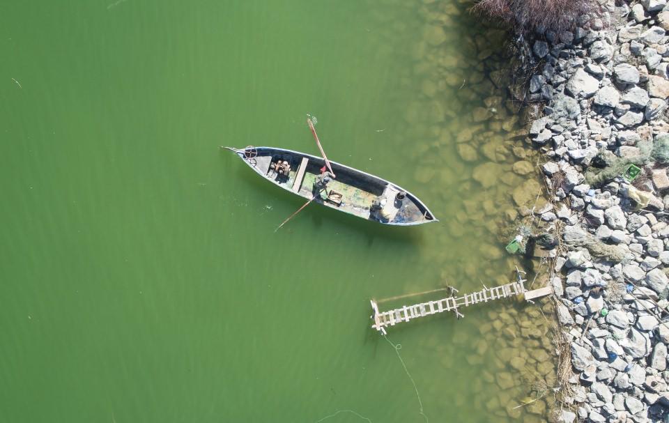 <p>İl&ccedil;enin kuzeybatısında yer alan ve 16 bin hektarlık alana yayılan g&ouml;le sahili bulunan mahallelerde yaşayan bir&ccedil;ok kişi, yıllardır aileleriyle balık&ccedil;ılık yapıyor.</p>

<p>&nbsp;</p>
