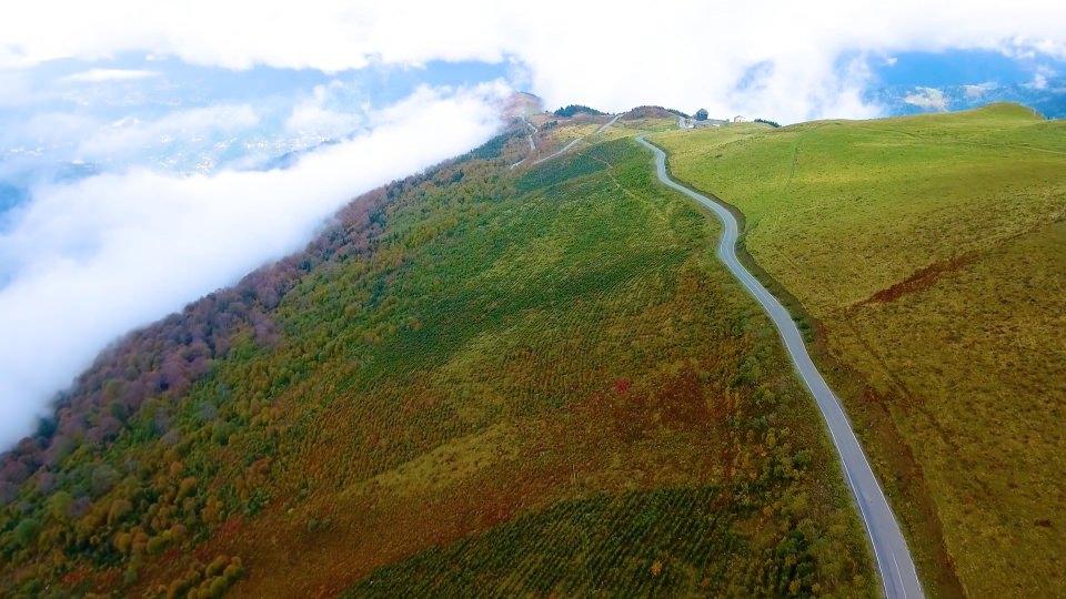 <p> Karadeniz'de turistlerin doğa içerisinde ulaşım sağlaması hedeflenen Yeşil Yol Projesi kapsamında Samsun'dan Artvin'e kadar bin kilometre yolda iyileştirilme çalışması yapıldı.</p>