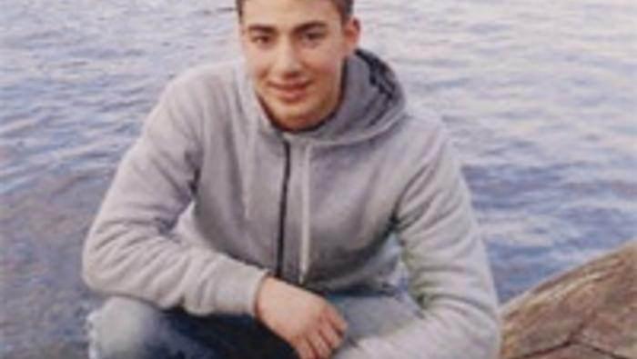<p><strong>Danimarka: Döverek öldürdüler</strong><br />
<br />
19 Mart 2008’de 16 yaşındaki Türk genci Özgür Deniz Uzun üç Danimarkalı genç tarafında önce ırkçı hakarete uğradı ardında da beyzbol sopası ve çekiçle dövülerek öldürüldü.</p>
<p> </p>
<p> </p>