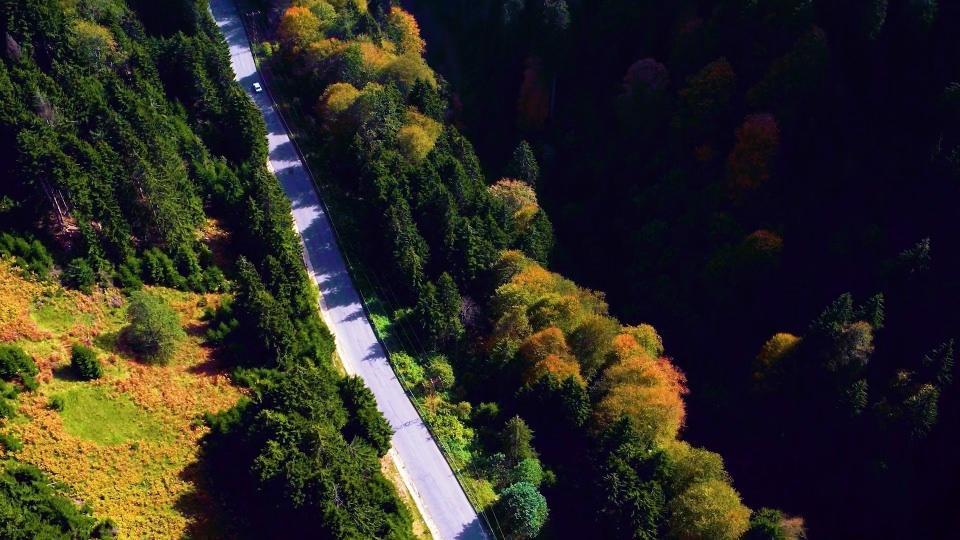 <p>Yeşil Yol aksının toplamda 4 bin kilometreyle ifade edildiğini dile getiren Mengi, şu anda sadece bin 600 kilometrelik ana güzergahta gerekli iyileştirme çalışmalarını yaptıklarını söyledi.</p>
<p> </p>
