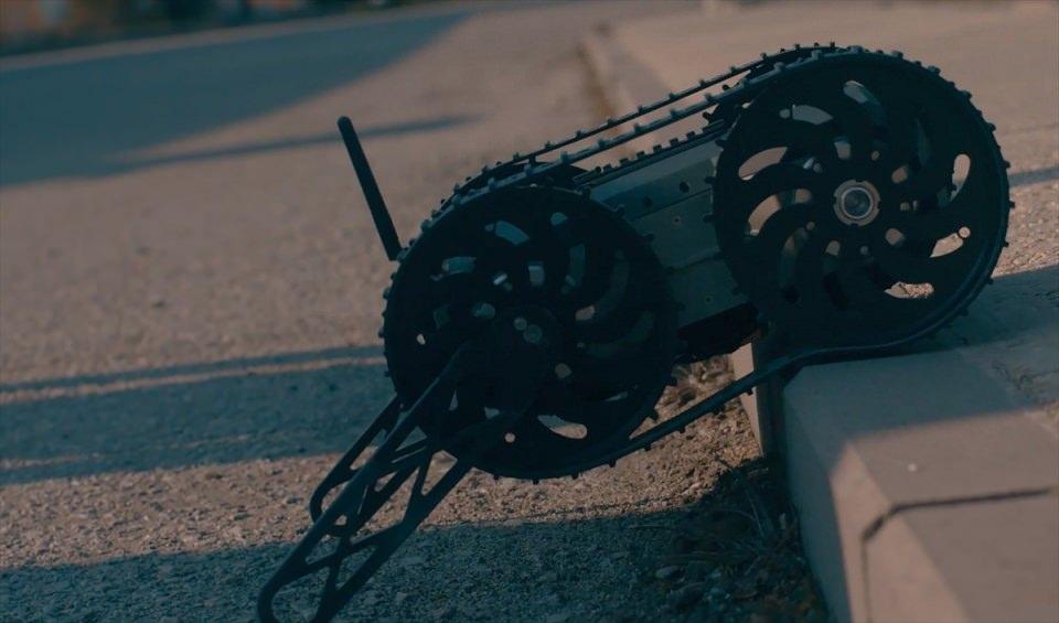 <p>3. Seviye İnsansız Kara Aracı olarak ise toprak yol, oyuk, mağara ve benzeri ortamlarda keşif-gözetleme kabiliyetiyle birlikte geniş arazi bölgelerinin ve meskun mahalde bulunan oda/alanlarının operasyon öncesi karar destek sağlamak ve emniyet almak maksadıyla haritalanmasını yapabilen, merdiven çıkabilen, 6 kilogramdan hafif, keşif-gözetleme, genişletilmiş gözetleme, haritalama, KBRN modülleri taşıyabilen, yarı otonom, uzaktan kumandalı çözümler istendi.</p>
