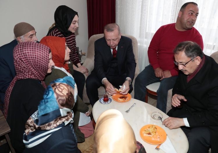 <p>Cumhurbaşkanı Erdoğan’ın kürsüde konuştuğu anda miting alanı yanında bulunan bir evden kendisine çay daveti geldi. </p>
