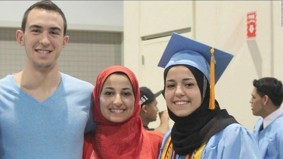 <p><strong>ABD: Üç öğrenciye infaz<br />
</strong><br />
11 Şubat 2015’te North Carolina eyaletindeki Chapel Hill'de yaşayan Deah Barakat, eşi Yusor Muhammad Abu-Salha ve baldızı Razan Mohammad Abu-Salha, 46 yaşındaki komşuları tarafından vurularak öldürüldü. </p>
<p> </p>