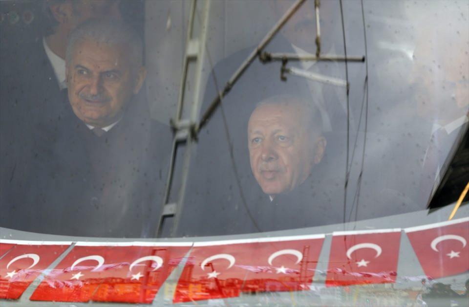 <p>Cumhurbaşkanı Erdoğan, törenin ardından makinist koltuğuna geçerek banliyö trenini kullandı.</p>
