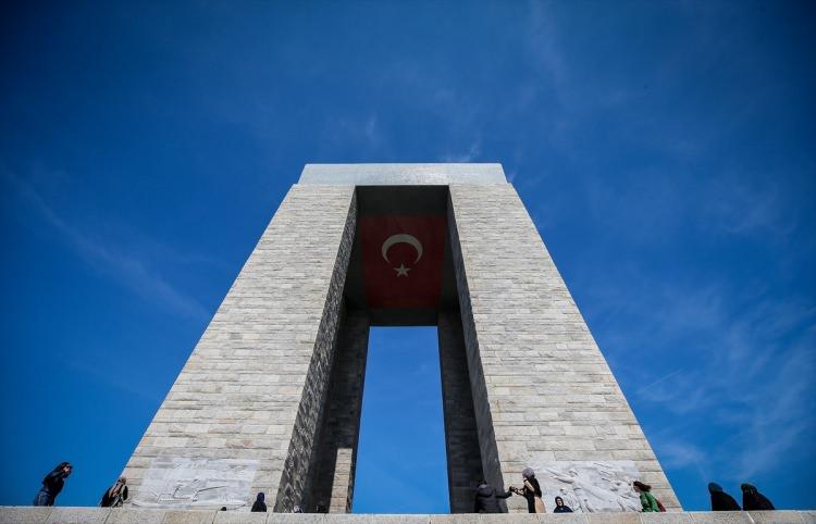 <p>Tören alanına 3 bin kişilik portatif tribün, protokol çadırı, ses sistemleri ve iki büyük ekran kuruldu.</p>
<p> </p>