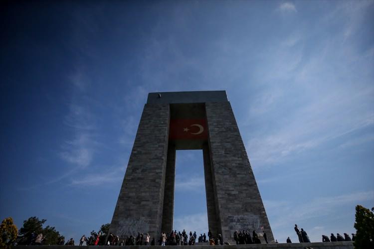 <p>Toprağın altında binlerce vatan evladının, kahramanın kefensiz yattığı ve bir hilal uğruna güneşlerin battığı bir toprak. Bu hassasiyetle buraya gözümüz gibi bakıyoruz. Yoğun katılımla, Çanakkale Zaferi'nin 104. yıl dönümünü büyük bir onur ve gururla kutlamaya hazırız."</p>
<p> </p>
