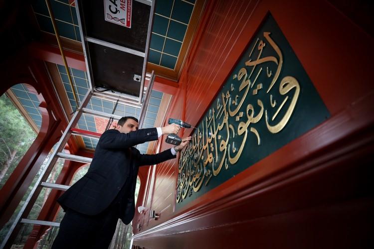 <p>Törene hazır hale getirilen camiye son olarak, "Allah yolunda öldürülenler için 'ölüler' demeyin. Hayır, onlar diridirler fakat siz bilemezsiniz." ayeti yazılı tabelası, Çanakkale Savaşları Gelibolu Tarihi Alan Başkanı İsmail Kaşdemir tarafından asıldı.</p>