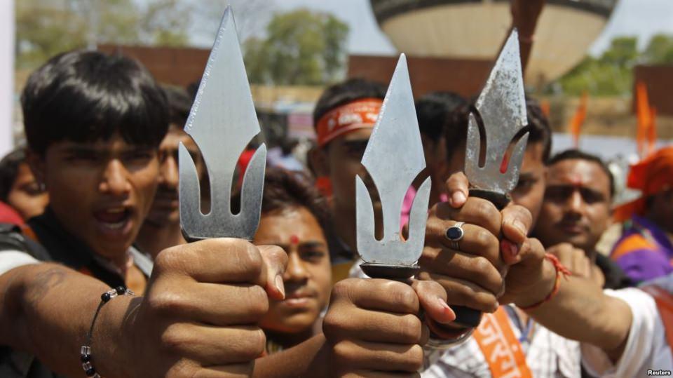 <p><strong>Hindistan: Eli kanlı rahip</strong><br />
<br />
27 Eylül 2017’de Hindistan-Pakistan sınırında bulunan Pokaran’da Hindu rahip Ramesh Suthar, Pakistanlı halk şarkıcısı Ahmad Khan ile dini sebeplerle kavgaya tutuştu. Suthar ve yanındakiler önce Ahmad Khan’ın müzik aletlerini kırdı ardından da adamı döverek öldürdü.</p>
<p> </p>