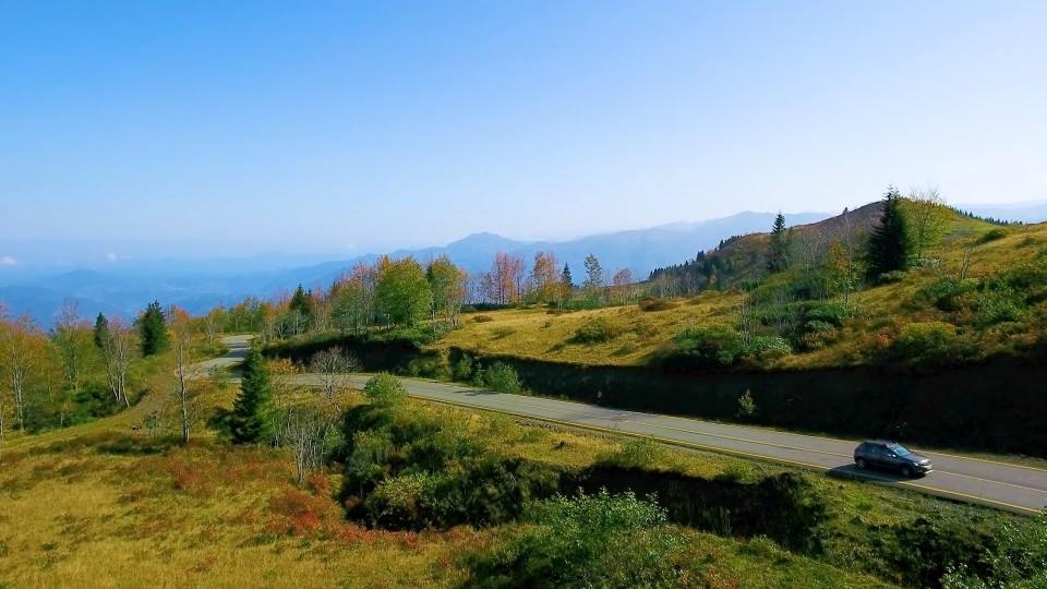 <p>Mengi, proje kapsamında iyileştirilmesi planlanan ana güzergahın yaklaşık 2 bin 645 kilometre olduğunu ancak bu güzergahın bin 24 kilometrelik kısmının halihazırda Karayolları Genel Müdürlüğü sınırlarında yer alan yollardan oluştuğunu kaydederek, şöyle devam etti:</p>
<p> </p>