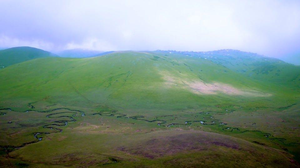 <p>Trabzon Uzungöl'den Rize Anzer'e ulaşan aksta çalışmaların sürdüğünü anlatan Mengi, gelecek yıl içerisinde buradaki çalışmaların da tamamlanmasının planlandığını sözlerine ekledi.</p>
<p> </p>