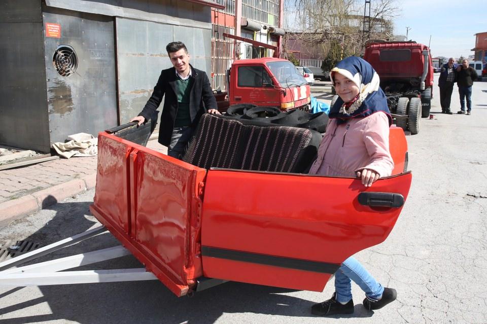 <p>Burak Köker, şunları kaydetti:</p>

<p>"Kardeşim uzun zamandır benden üstü açık bir araba istiyordu ama böyle bir araba alacak kadar param hiç olmadı. Ben de kardeşimin isteğini yerine getirebilmek için böyle bir şey düşündüm. Kardeşimin mutluluğu benim için her şeyden önemli. Elimden gelen de buydu. İleride inşallah daha iyileri de olacak. Her şey kardeşimin mutluluğu için." </p>

<p>5. sınıf öğrencisi Pembe Gül Köker ise böyle bir ağabeye sahip olduğu için kendisini çok şanslı hissettiğini söyledi. </p>

<p>Ağabeyinden yıllardır üstü açık araba istediğini anlatan Köker, "Abim her zaman benim iyiliğimi düşünür. Bu arabayı yaparak hayalimi gerçekleştirdi." dedi.</p>
