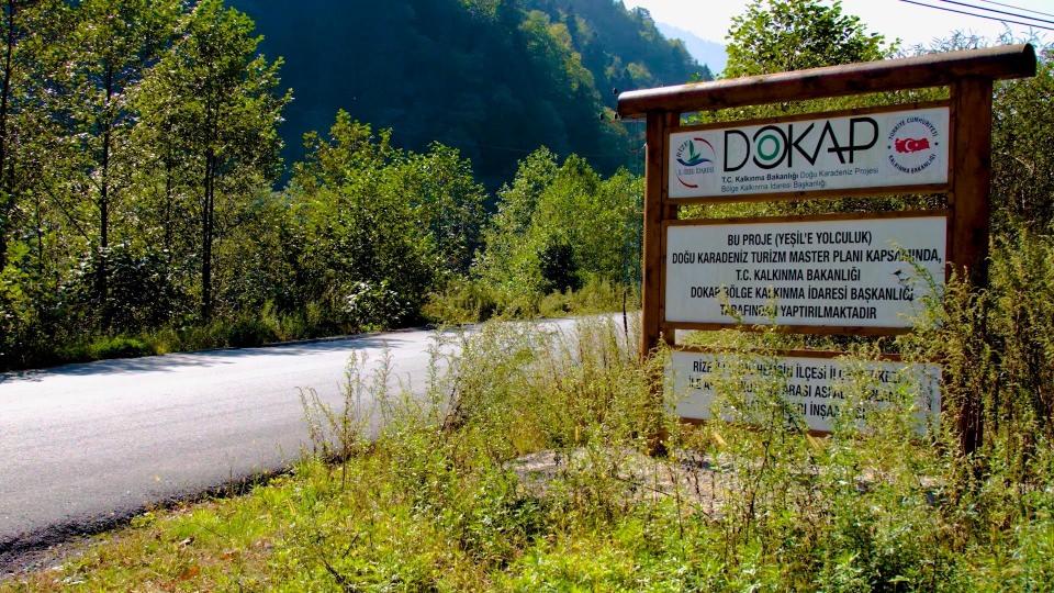 <p>DOKAP Başkanı Yusuf Mengi, AA muhabirine yaptığı açıklamada, Yeşil Yol'un Türkiye Turizm Stratejisi 2023 vizyonundan hareketle Karadeniz Bölgesi'nin yaylalarını ve turizm merkezlerini birbirleriyle üst kottan bağlantısını sağlayacak bir proje olduğunu söyledi.</p>
<p> </p>