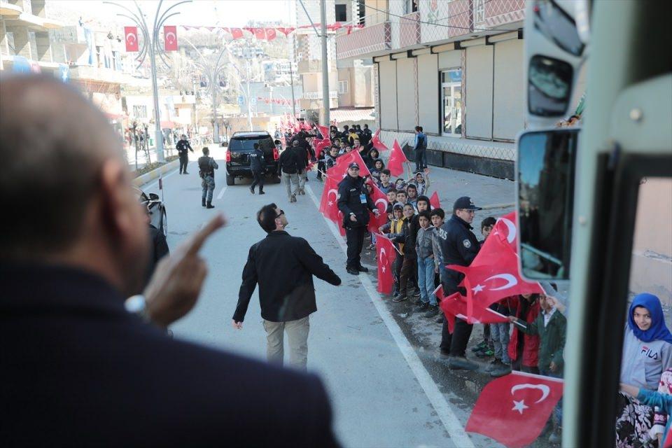 <p>Türkiye Cumhurbaşkanı ve AK Parti Genel Başkanı Recep Tayyip Erdoğan, partisince Şırnak'da düzenlenen mitinge katıldı. Cumhurbaşkanı Erdoğan, programa gelişinde kendisine sevgi gösterisinde bulunan vatandaşları selamladı.</p>
<p> </p>
<p> </p>