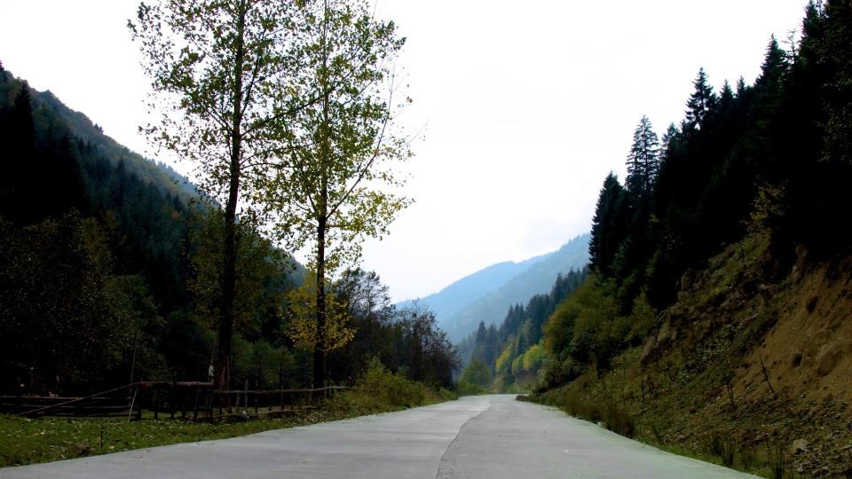<p>Çalışmanın tamamlanmasıyla Samsun Kuş Cenneti'nden yola çıkan bir turistin Tokat'ın Ballıca Mağarası, menderesleriyle ünlü Ordu'nun Perşembe Yaylası, Giresun'un Kümbet Yaylası, Trabzon'un Uzungöl'ü, Rize'nin Anzer Yaylası, Gümüşhane'nin Karaca Mağarası, Bayburt'un yer altı şehri, Artvin'in Kafkasör Yaylası gibi birçok turizm merkezini ziyaret edebilmesi amaçlanıyor.</p>
<p> </p>