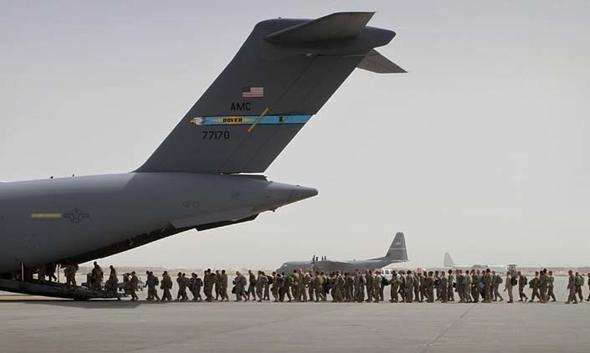 <p>ABD Savunma Bakanlığı'nda görev yapmış Robert Work, ABD'nin F-35 tipi uçaklarının gökyüzündeki en gelişmiş teknoloji olduğunu fakat asfalt pistte savunmasız olduğunu belirtti.</p>

<p> </p>
