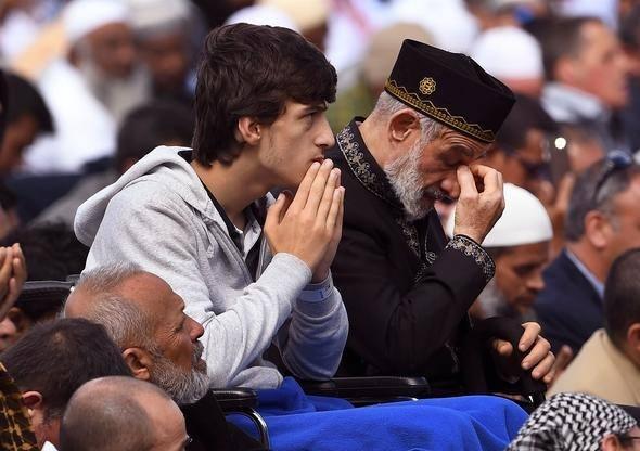<p>Linwood Camisi İmamı Alabi Lateef Zirullah tarafından okunan ezanın ardında hutbeye çıkan Alnoor Camisi İmamı Gamal Fouda, Başbakan Ardern, hükümet ve Yeni Zelandalılara desteklerinden dolayı teşekkür etti.</p>
<p> </p>