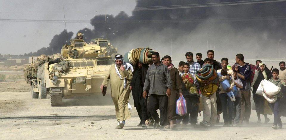 <p>Irak'ta Sünni Arapların boykot ettiği ilk genel seçimler 30 Ocak 2005'te yapıldı. Bu seçimler, Şii Arapların iktidarı ele geçirmesine neden oldu. Ülke ayrıca tarihinde ilk defa Kürt Cumhurbaşkanıyla (Celal Talabani) tanıştı.</p>

<p> </p>
