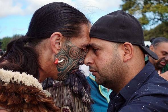 <p>Öte yandan dün Başbakan Ardern, Polis Bakanı Stuart Nash ile birlikte başkent Wellington'da düzenlediği basın toplantısında, ülkedeki silah yasalarında yapılan yeni değişikliklerle ile ilgili açıklamada bulundu.</p>
<p> </p>