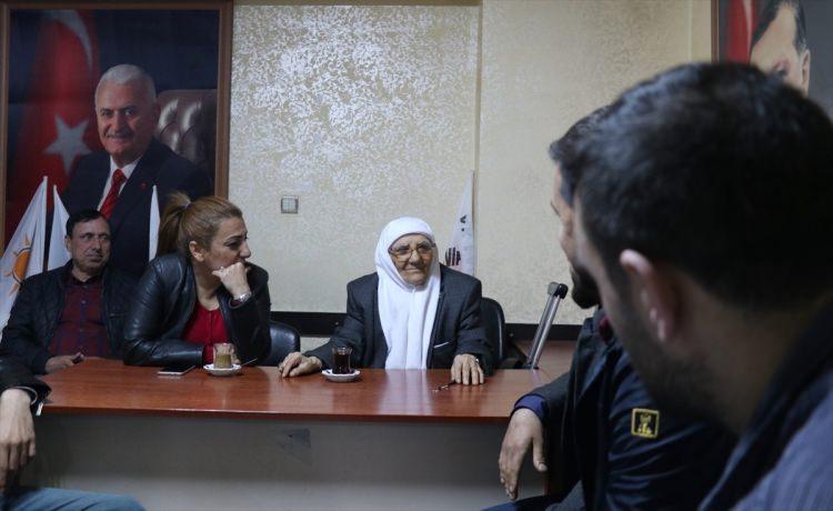 <p>Saliha Gündüz, gece gündüz seçim çalışmalarına katıldığını belirterek, en çok da gençlerle bir arada seçim çalışması yürütmekten mutluluk duyduğunu aktardı.</p>
<p>"Allah'ımız, devletimiz var, başka bir şeyimiz yok." ifadesini kullanan Gündüz, şöyle konuştu:</p>
<p>"Bu dünyadaki en büyük muradım Sayın Erdoğan evime misafir olsun. Beni telefonla arasın. Çayımı, kahvemi içsin. Eşim vefat etmeden önce, gücüm yeterse seni hacca götüreceğim demişti. O vefat etti. Bu muradım içimde kaldı. Sayın Cumhurbaşkanım beni bu sene hacca göndersin. Başka bir şey istemiyorum."</p>