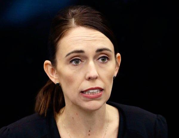 <p>Ülke tarihinin en karanlık gününü yaşadıklarını söyleyen Başbakan Jacinda Ardern, yeni silah yasasını hayata geçirdi.</p>
<p> </p>