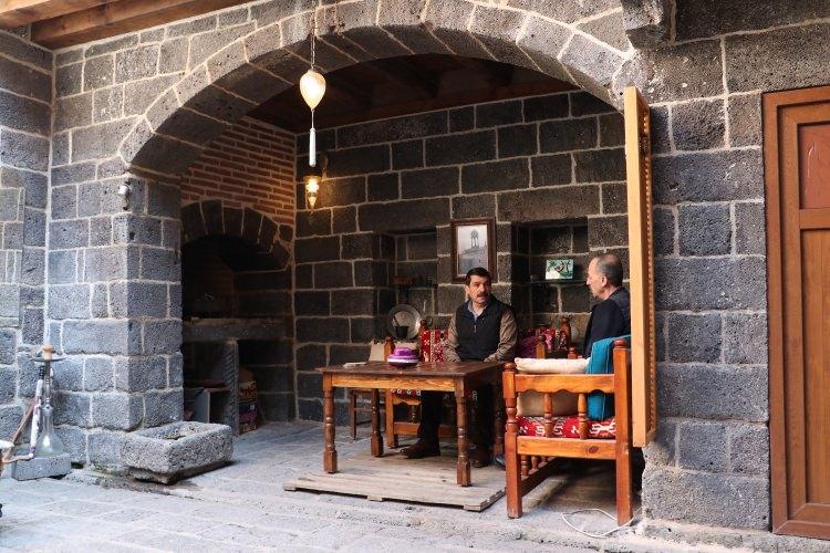 <p>Kültür ve Turizm Bakanlığının sunduğu proje ve onarımın yanı sıra TOKİ'den de kredi desteği alan vatandaşlar, öz sermayelerini de katarak, mülkiyeti kendilerine ait olan evlerini yaşamla yeniden buluşturuyor.</p>
<p> </p>