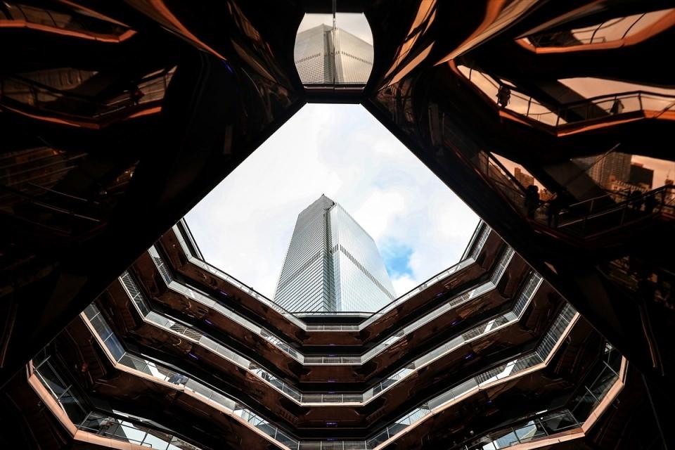 <p>İngiliz tasarımcı Heatherwick tarafından tasarlanan, bal peteği formunda, birbiriyle bağlantılı bir dizi merdivenden oluşan devasa yapı "The Vessel" açıldı.</p>
