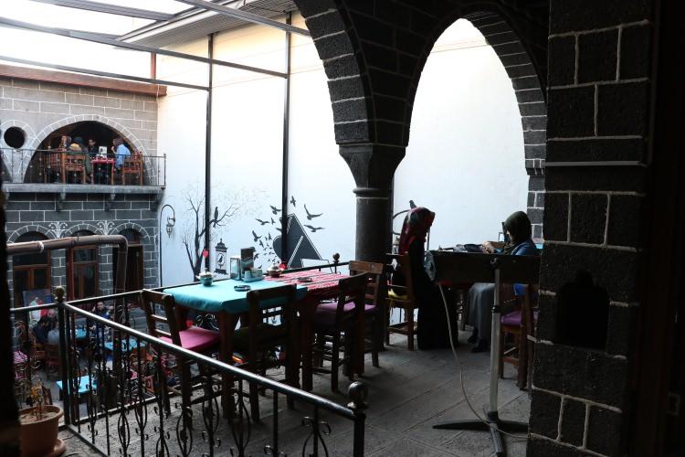 <p>Herkese bu yapıları görmelerini tavsiye eden Akdamar, "Keşke bu restorasyon çalışmaları yıllar önce yapılmış olsaydı." diye konuştu.</p>
<p> </p>