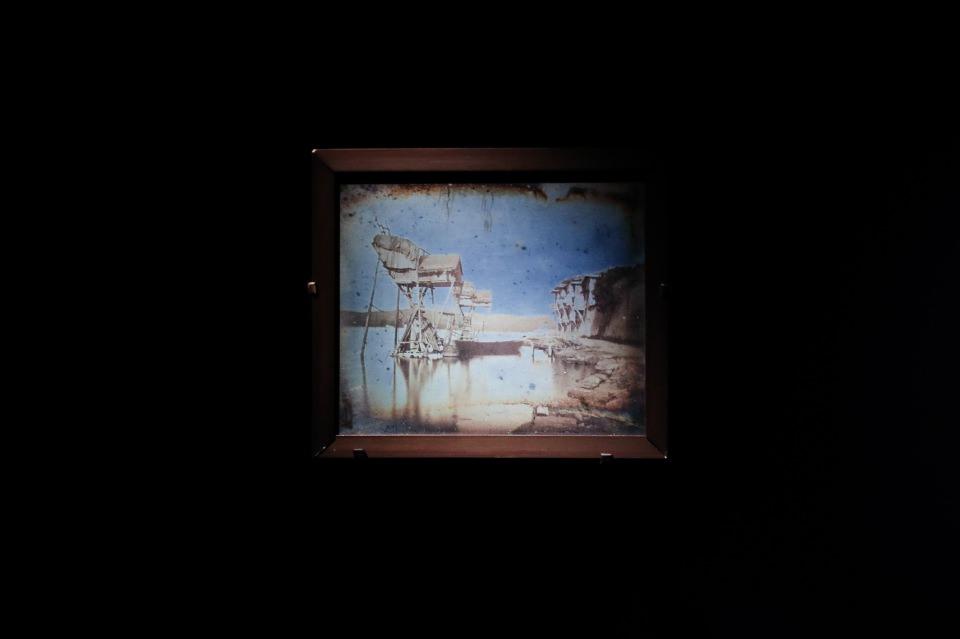 <p>"Monumental Journey (Anıtsal Yolculuk)" adlı serginin "Anadolu" olarak geçen bölümündeki İstanbul fotoğrafları arasında, Beyazıt Kulesi'nden çekilen ve İstanbul'un o dönemki panoramik manzarasının görüldüğü fotoğraf öne çıkıyor. </p>
<p> </p>
<p><span style="color:#FFD700"><em>İstanbul'da yer alan bir balıkçı kulübesi görülüyor.</em></span></p>