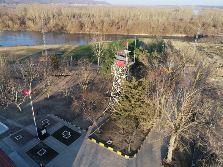 <p>Genelde gece ya da sabaha karşı sınırı aşmaya çalışan düzensiz göçmenlere, 24 saat gözünü kırpmadan hududu bekleyen Mehmetçik set oluyor.</p>
<p> </p>
