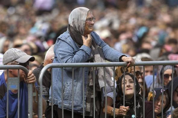 <p>Ülke genelinde yapılan törenlerde, Başbakan Ardern'in çağrısı üzerine, çok sayıda Yeni Zelandalı kadın sembolik başörtüsü takarak Müslümanlara destek verdi.</p>

<p> </p>
