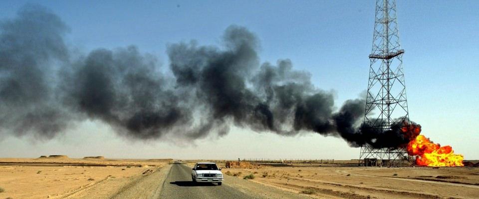 <p><strong>Ülke bölünme eşiğine geldi</strong></p>
<p>Irak'ta işgalin yol açtığı bunca olumsuzlukların içerisinde, ülke bir de Irak Kürt Bölgesel Yönetimi (IKBY) eski Başkanı Mesut Barzani'nin 25 Eylül 2017'de "bağımsızlık referandumu"yla ayrılmanın eşiğine geldi. Irak merkezi yönetimi bunun üzerine aynı yıl Ekim ayında Kerkük ve tartışmalı bölgelere askeri güç kaydırarak, oralarda 14 yıllık Kürt Peşmerge varlığına son verdi.</p>
<p>Yaşananlar üzerine siyasi olarak yalnızlaştırılan Mesut Barzani, 29 Ekim'de bölgesel yönetimin başkanlığını bıraktığını açıkladı.</p>
<p>- ABD'nin hâlihazırda 5 bin askeri Irak'ta </p>
<p>Obama'nın 2011 sonunda açıkladığı geri çekilme kararına rağmen, DEAŞ'a karşı savunmasız ve etkisiz kalan Irak ordusu ve Peşmerge güçlerine destek amacıyla 2014 yılında ABD askerleri tekrar Irak'a döndü. </p>
<p>ABD Savunma Bakanlığı'ndan Aralık 2017'de yapılan açıklamaya göre, ülkenin çeşitli bölgelerinde askeri üsleri yer alan ABD'nin Irak'ta yaklaşık 5 bin 200 askeri bulunuyor. ABD askerleri doğrudan çatışmalara girmek yerine daha çok askeri danışman statüsünde görev yapıyor.</p>