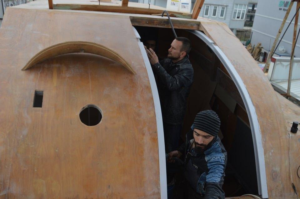 <p>Şimdiye kadar iki tekne bitiren Balcı, 6 ay önce yapımına başladığı lüks tekneyi Sakarya'da babasına ait iş yerinin çatısında inşa ediyor. İçerisinde iki kamara, bir salon, mutfak, banyo ve tuvaletin bulunduğu 12,5 metrelik ahşap tekneyi görenlerin şaşırdığını belirten Balcı, yapımı tamamlandıktan sonra vinç yardımıyla indireceği tekneyi İstanbul'da satışa sunmak istiyor. </p>

<p> </p>
