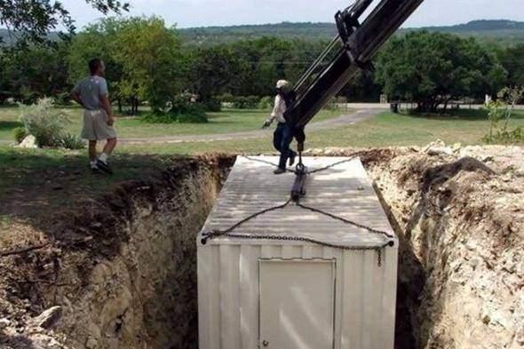 <p>Yeri hazırladıktan sonra yerleştirmek için vinç kiraladı...</p>

<p> </p>
