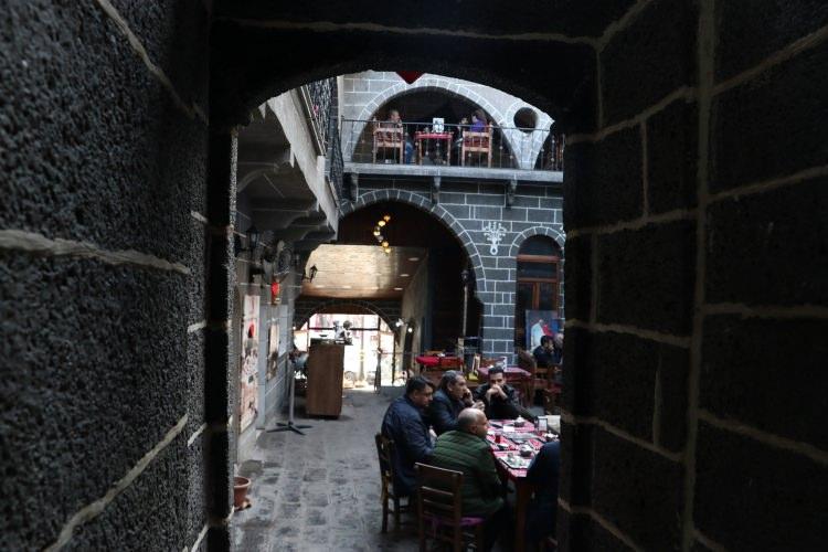 <p>Müşterilerden İzzet Akdamar, kent için bu tarihi yapıların turizme kazandırılmasının önemli olduğunu söyledi.</p>
<p> </p>