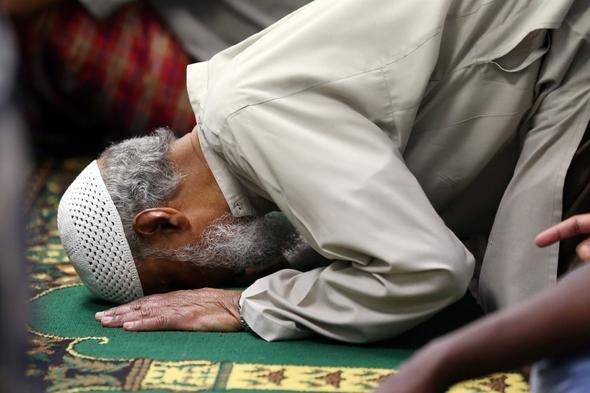 <p>Yeni Zelanda Başbakanı, "Bu sadece Yeni Zelanda'nın meselesi değil. Gerçek şu ki sosyal medya platformları, şiddeti teşvik etmek ve yaymak için kullanıldı. Gereken şey, hepimizin bir cephede birleşmesi." ifadesini kullandı.</p>

<p> </p>
