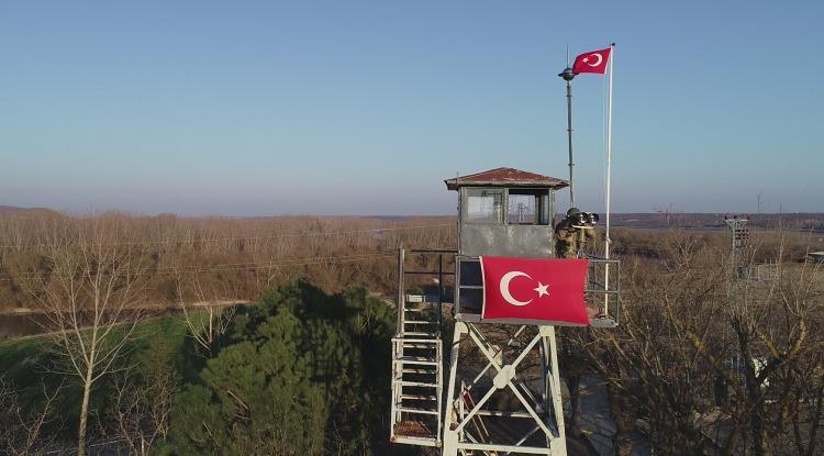 <p>Anlaştıkları göçmen kaçakçılarının, sınır köylerine kadar getirdikleri düzensiz göçmenler, Yunanistan'la doğal sınır Meriç Nehri'nin sığ aktığı yerlerden kaçmak için uygun zamanı bekliyor.</p>
<p> </p>