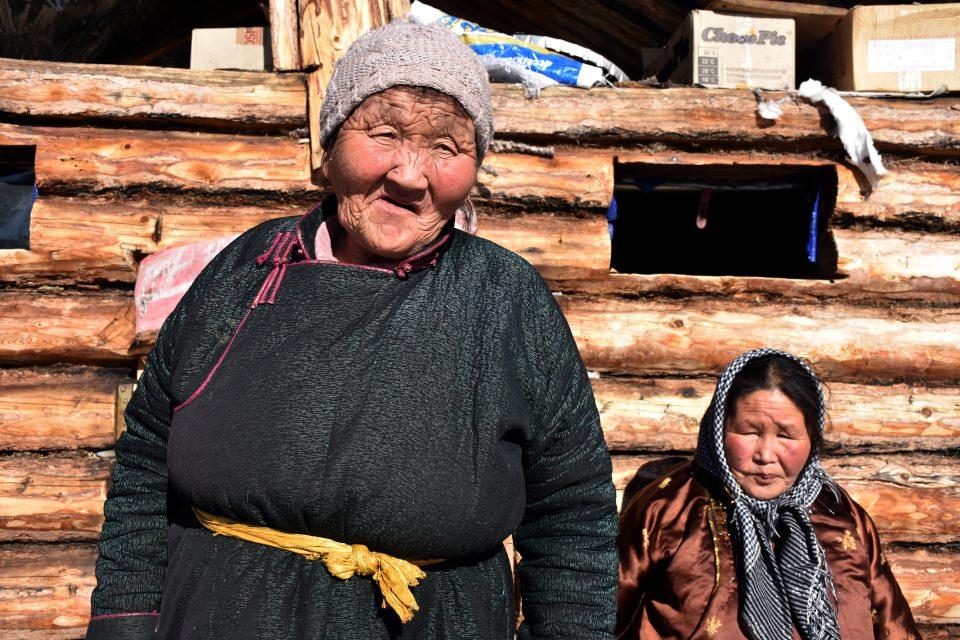 <p>Ulaşmanın daha uzun sürdüğü uzaktaki bir başka taygada da Duha Türkleri bulunuyor. Her iki taygada toplam 60 hane var. Tsaganur'a nispeten yakın olan taygada 10 aile yaşıyor. Ailelerin gençlerinin büyük bölümü okumak ya da çalışmak için ilçeye ya da şehirlere gitmiş. </p>

<p> </p>
