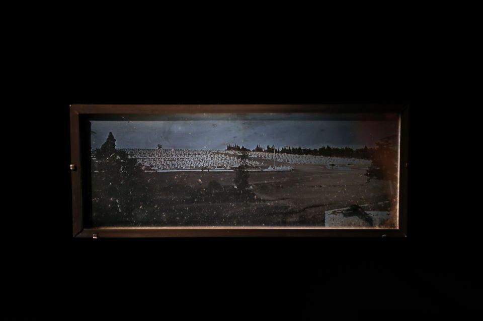 <p>Prangey'in 1842'de başladığı fotoğraf seyahati esnasında uğrak yerlerinden biri olan Anadolu ve İstanbul'da 1843'te çektiği fotoğraflar, çok sayıda uzman ve tarihçi tarafından "İstanbul'un bilinen ilk fotoğrafları" olarak kabul ediliyor.</p>
<p><span style="color:#FFD700"><em>Haydarpaşa'da çekilen fotoğrafta Osmanlı'ya ait bir kamp görülüyor</em></span></p>