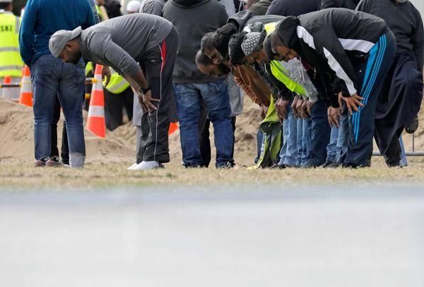 <p>Toprak üstünde namaz kılındı.</p>
<p> </p>