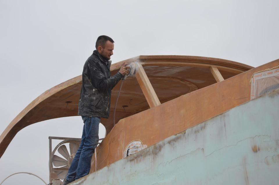 <p>Sakarya'nın Serdivan ilçesinde, kaptan 39 yaşındaki Volkan Balcı, 12,5 metrelik lüks tekneyi iş yerinin çatısında yapıyor. </p>
