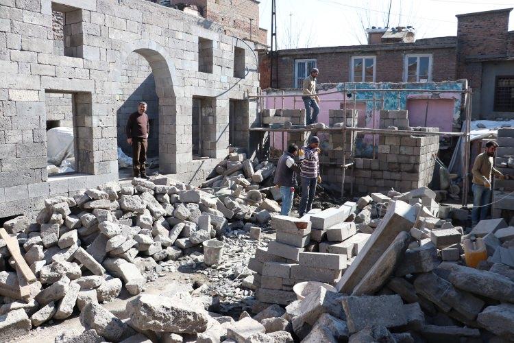 <p><strong> "Yarınlarımız için çocuklarımız için güzel eserler bırakmayı istiyoruz"</strong></p>
<p>Doğduğu evini yaşamla buluşturmak için çalışma yürüten Şeyhmus Güzel de zaman içinde tahribata uğrayan evinin restore edilmesi amacıyla hazırladığı projenin onaylanmasının ardından işe başladığını söyledi.</p>
<p>Yaklaşık 1,5 yıldır çalışmaların sürdüğünü, yıl sonuna kadar restorasyonun tamamlanmasını umut ettiğini dile getiren Güzel, amaçlarının kente güzel bir eser kazandırmak, gelen turistleri güzel şekilde ağırlamak olduğunu vurguladı.</p>