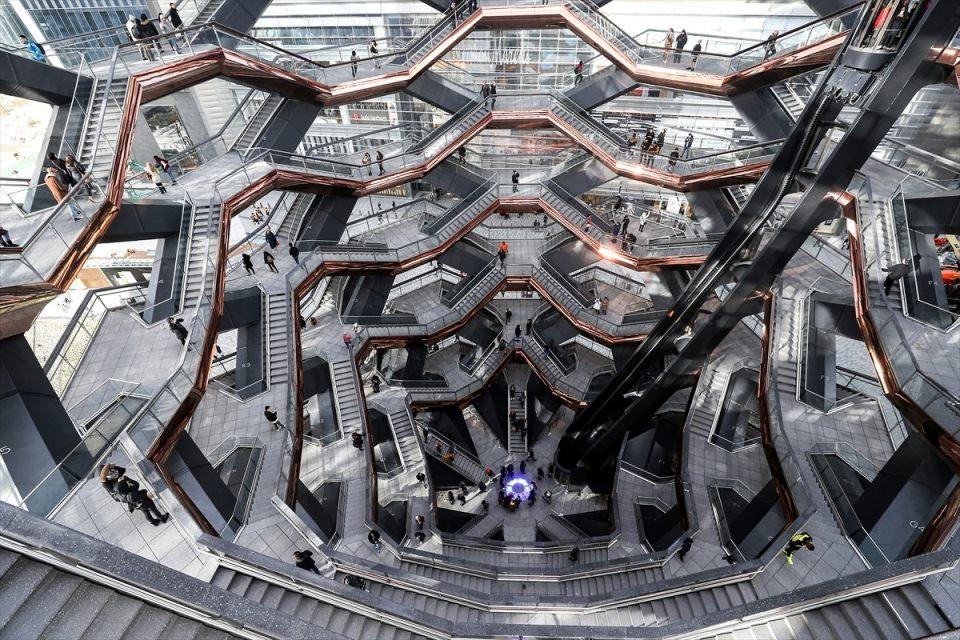 <p>İngiliz tasarımcı Thomas Heatherwick tarafından tasarlanan, Manhattan’ın Batı Yakası’ndaki Hudson Yards bölgesi için bal peteği formunda, birbiriyle bağlantılı bir dizi merdivenden oluşan devasa yapı "The Vessel" açıldı.</p>

<p> </p>
