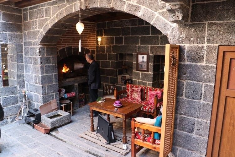 <p>Tarihi Diyarbakır evleri devlet desteğiyle restore edilerek turizme kazandırılıyor.</p>