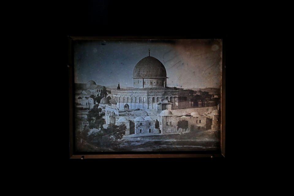 <p>Kilolarca ağırlıktaki makinesiyle 1842'de bir fotoğraf yolculuğuna çıkan Prangey, 3 yıl boyunca İtalya, Yunanistan, Türkiye, Suriye, Lübnan ve Mısır gibi coğrafyalarda binden fazla fotoğraf çekti. </p>
<p> </p>
<p><span style="color:#FFD700"><em>Sergide İstanbul dışında Kudüs'ten de fotoğraflar yer alıyor.</em></span></p>