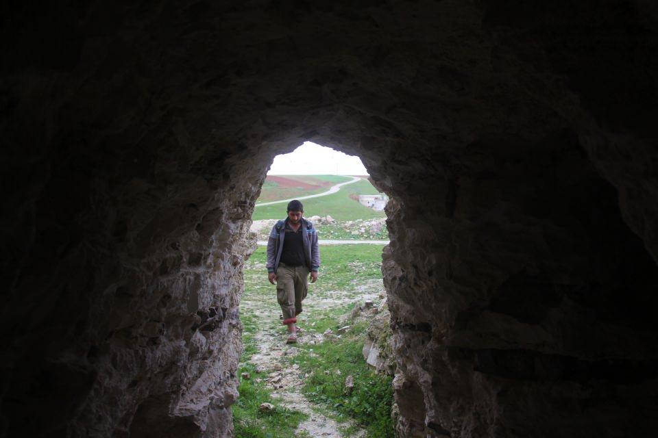 <p>Böylece siviller, canlarını koruyabilmek için kendilerini karanlığa mahkum ediyor. </p>

<p>Bu durum en fazla çocukları olumsuz etkiliyor. Güneş ışığı, temiz hava, sosyal çevreden yoksun çocuklar, çeşitli fiziksel gerilikler ve ruhsal rahatsızlıklar yaşıyor. </p>

<p>Konuşma bozuklukları görülen çocuklar, az sayıdaki oyuncaklarıyla vakit geçiriyor.</p>
